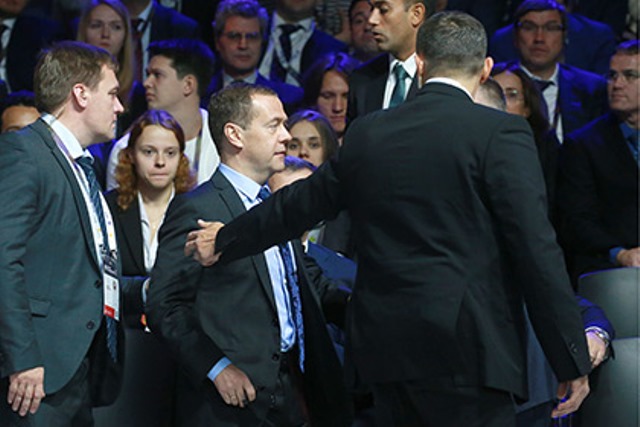 Медведев покинул здание форума в Сколково, где произошли хлопки